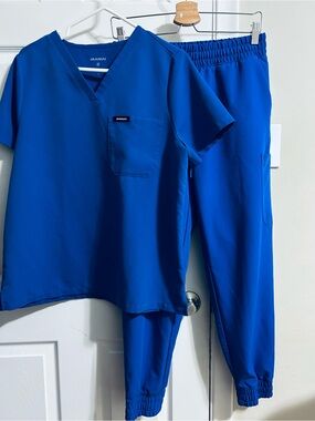 Jaanuu Scrubs set Medium tops and Small regular Jogger Pants